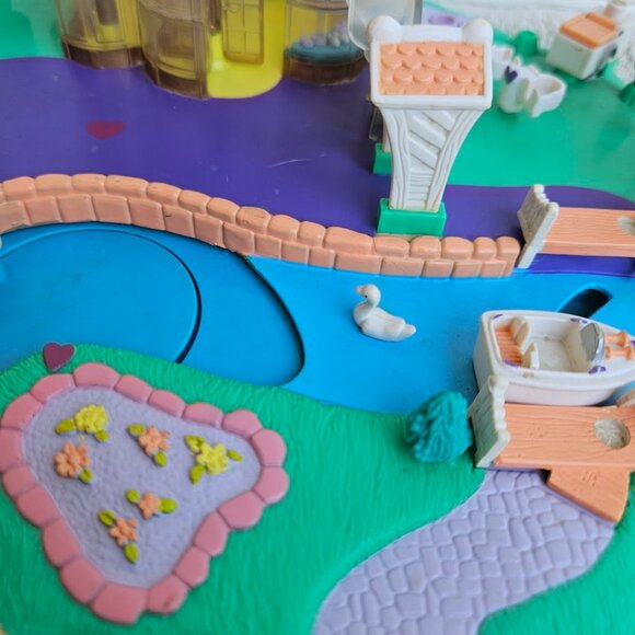 Polly Pocket Vintage 1996 Magical Movin Pollyville Playset Boutique House Toy - Picture 3 of 14